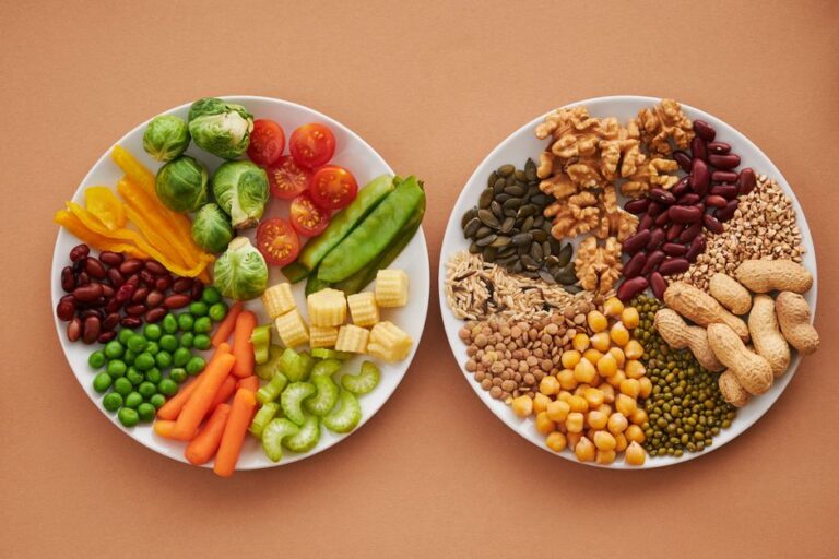 Fibras solúveis vs insolúveis: qual escolher para controlar a glicose e regular o intestino? Exemplos de alimentos, porções e timing das refeições
