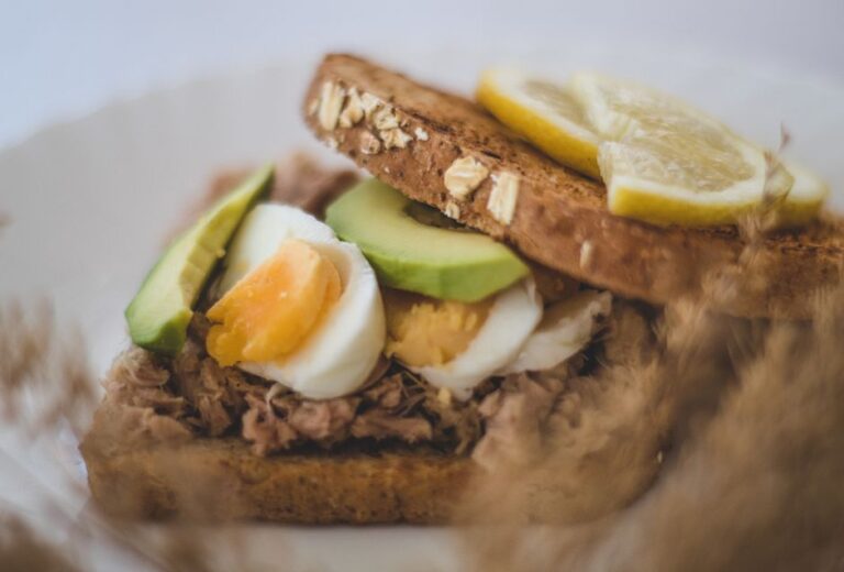 How to Build a High-Protein Breakfast That Keeps You Full for 4+ Hours: Macro Targets, Smart Food Swaps, and 10-Minute Recipes