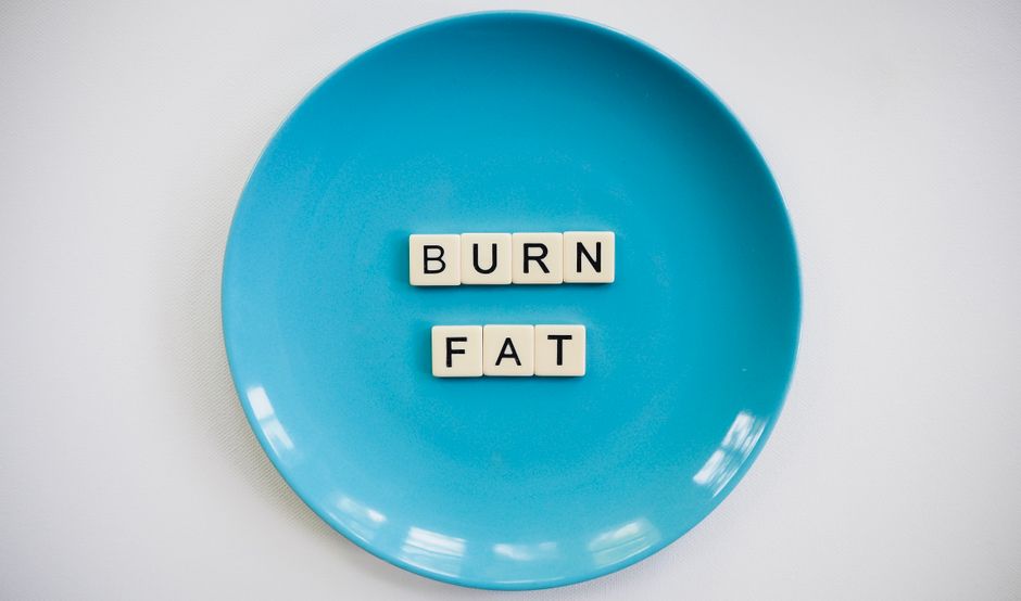 How to Calculate Your Daily Calories and Macros for Fat Loss Without Losing Strength: Step-by-Step Formulas, Examples, and Common Mistakes
