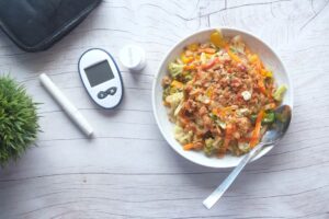 How to Use Fiber and Meal Timing to Stabilize Blood Sugar: Food Lists, Portion Targets, and Ready-to-Use Meal Templates